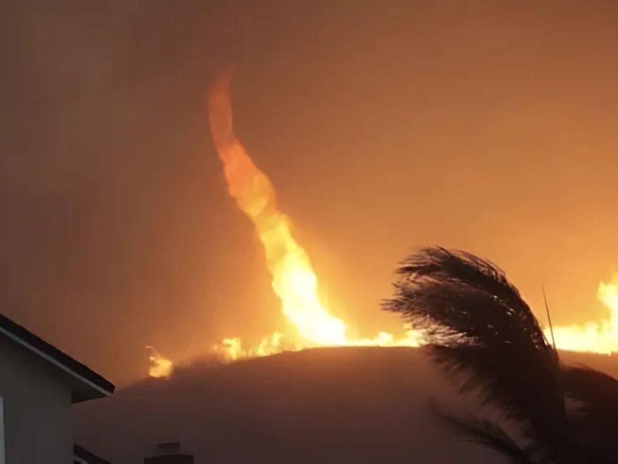 Una nueva advertencia de “situación particularmente peligrosa” por fuertes vientos entró en vigencia este miércoles para ciertas zonas de Los Ángeles, lo que supone un obstáculo para los bomberos que tratan de contener los incendios y la posibilidad que se desaten nuevos focos de fuego.