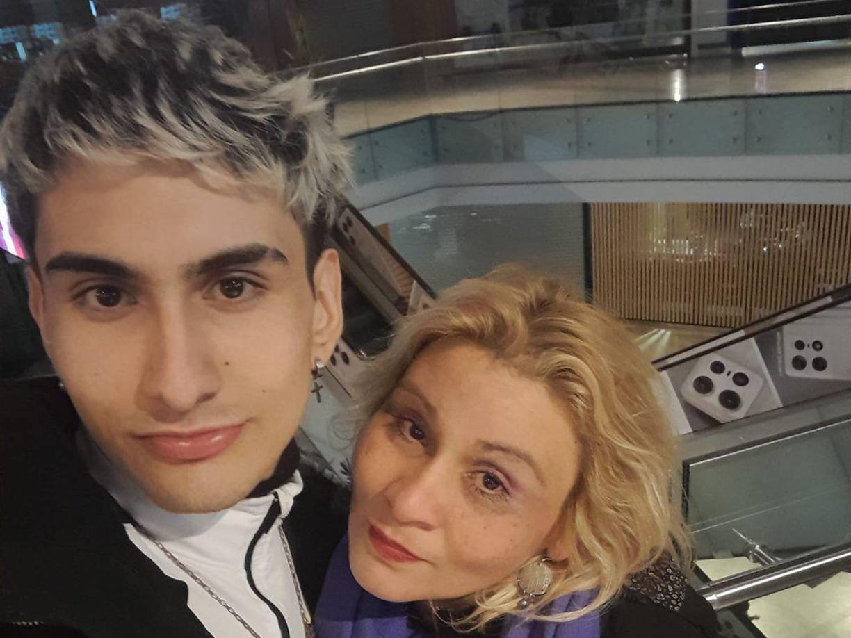 Las primeras investigaciones apuntaron a que la víctima, María Roxana Imbrogiano, de 50 años, habría muerto a manos de su hijo, Leandro Agustín Imbrogiano, quien intentó encubrir el crimen como un suicidio. 