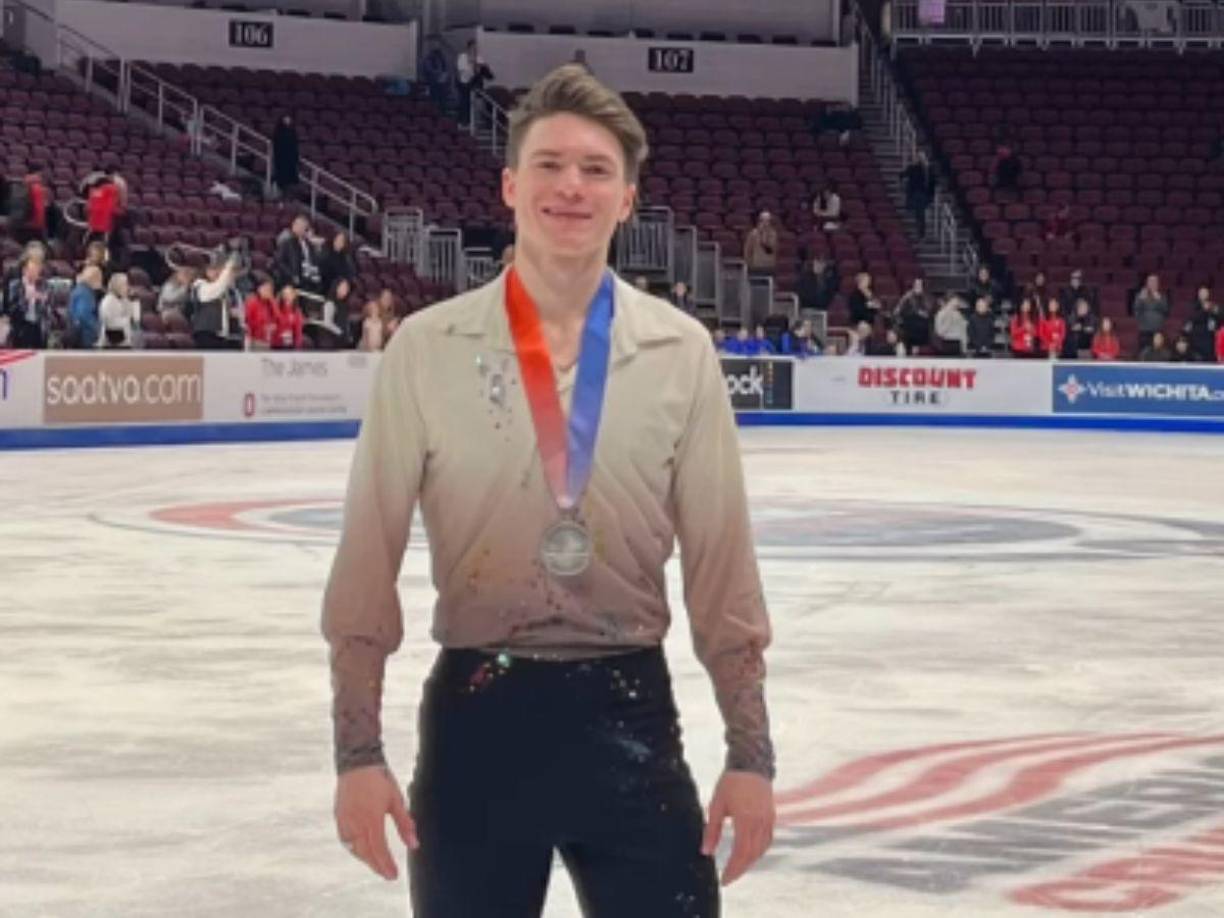 Maxim Naumov, también era reconocido por su excelente y profesional trabajo artístico en el patinaje. Sus competencias eran presenciadas por sus orgullosos padres. 