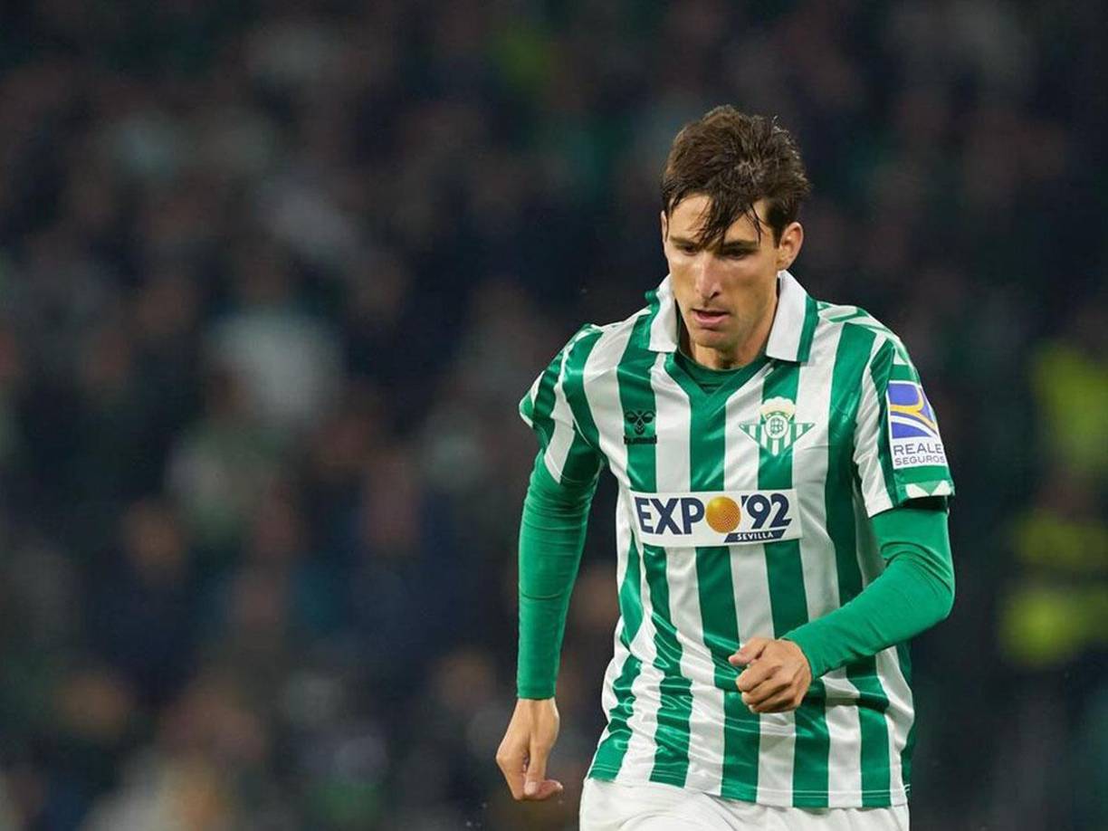 El lateral zurdo Juan Miranda estaría convirtiéndose en nuevo jugador del AC Milan en enero del 2024. El español milita en el Real Betis y anteriormente formó parte del FC Barcelona.