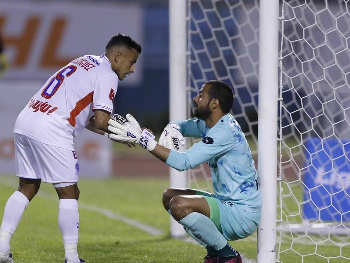 Edrick Menjívar fue atendido en dos ocasiones por lesión. El portero del Olimpia estuvo a punto de irse del juego pero al final pudo continuar. 