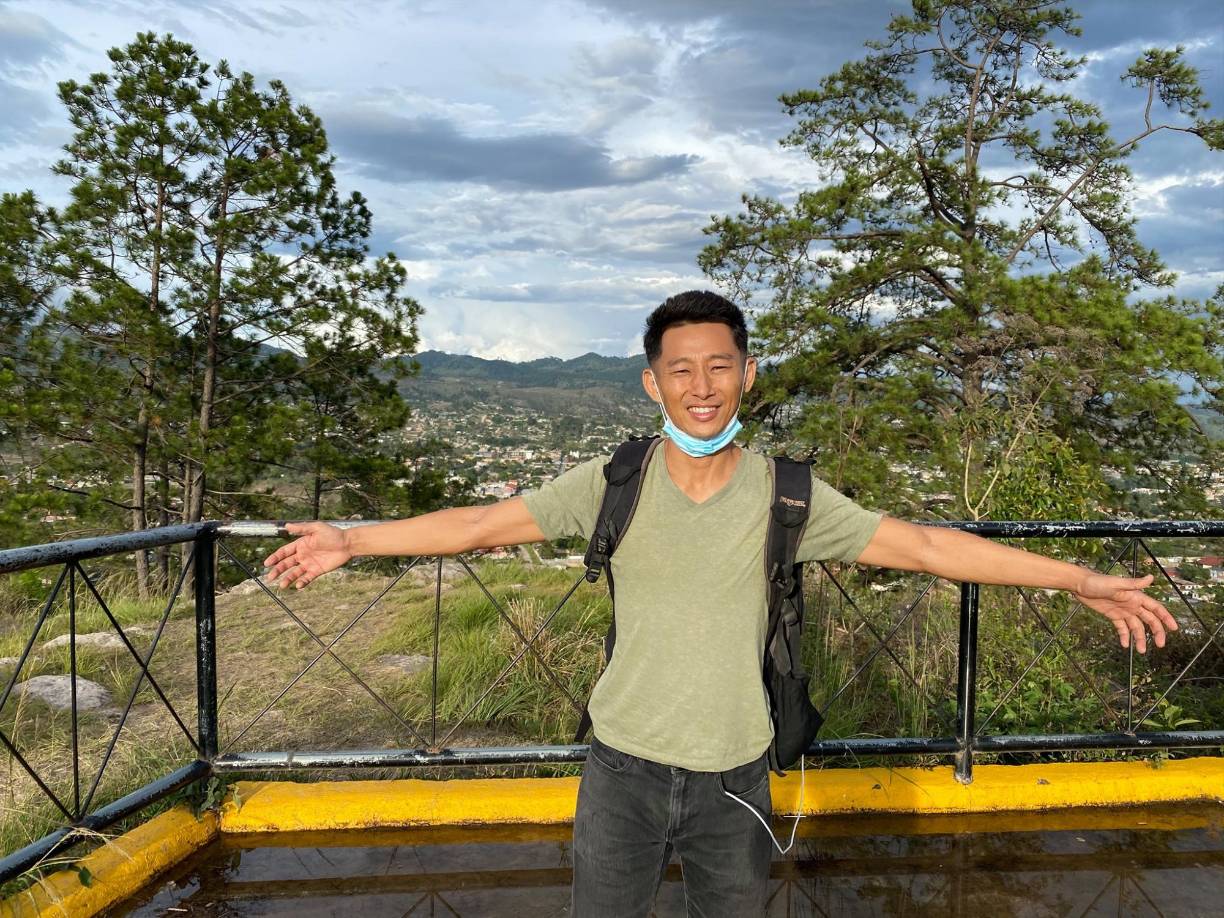 Shin Fujiyama, hombre sencillo, además, es japonés con gran carisma que recorre Honduras vestido con playeras y una mochila, tiene una misión humanitaria de ayudar a los niños mediante la construcción de escuelas en las zonas más olvidadas por el Estado. 