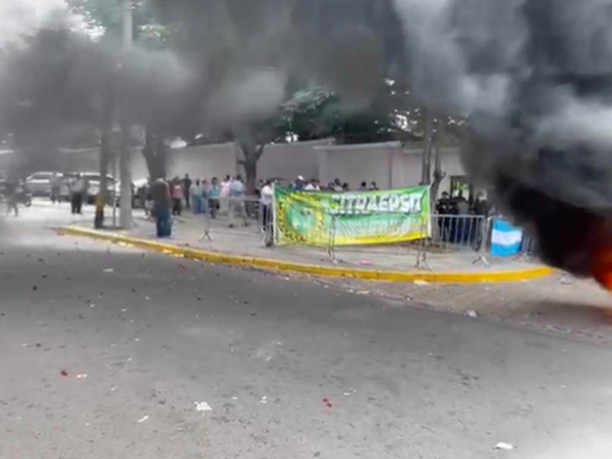 La protesta generó malestar entre los conductores ya que provocó congestionamiento vehicular.