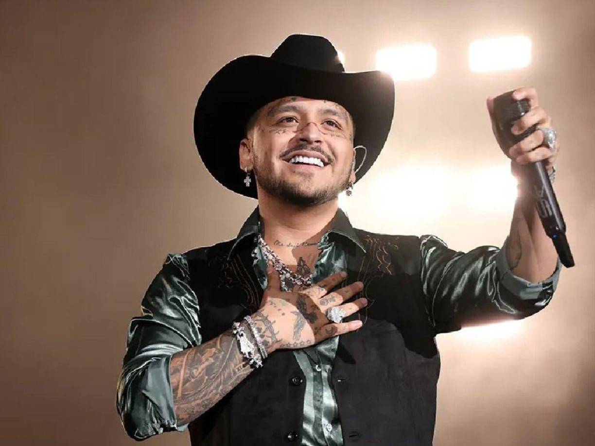 Christian Nodal no pudo contener su molestia tras las recientes declaraciones de Cazzu, su expareja, que desataron críticas hacia él y su actual esposa, Ángela Aguilar. En una transmisión en vivo en Instagram, el cantante defendió a Ángela y se refirió a la polémica frase “fan de su relación”, que ha circulado en redes sociales para referirse a la situación de los cantantes.