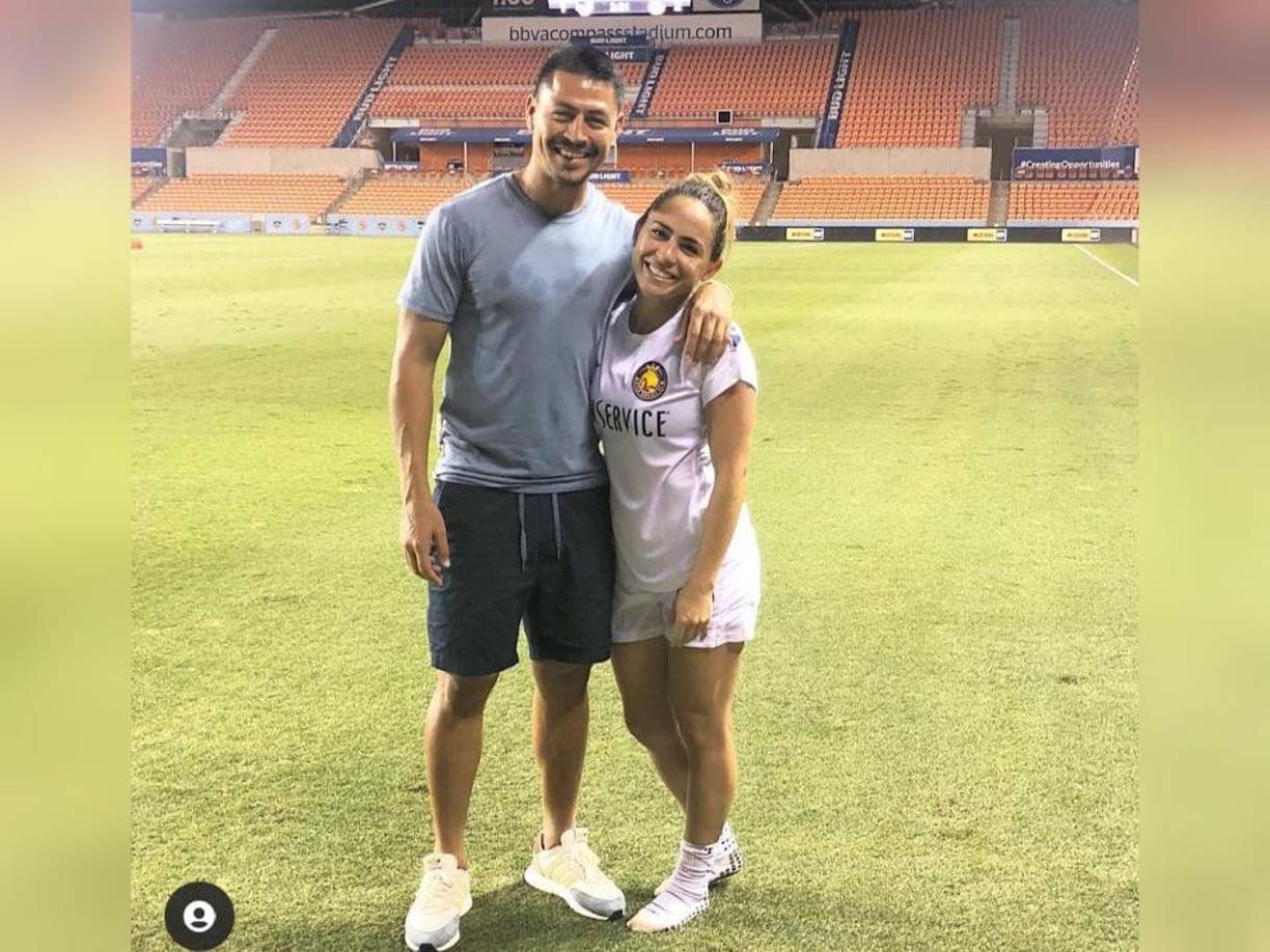 Roger Espinoza y la futbolista estadounidense tenían más de cinco años de relación y finalmente se han dado el ‘sí quiero’.