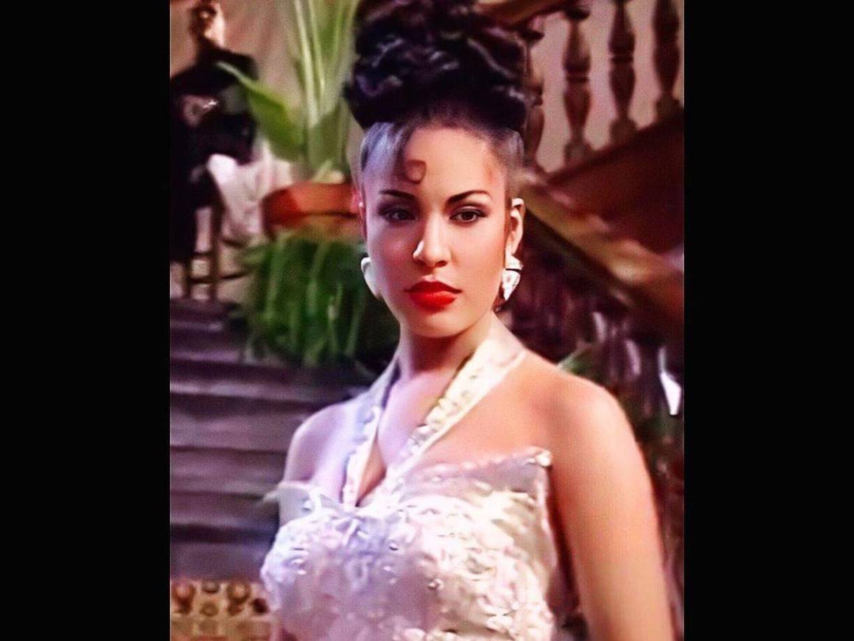 Stephanie Cam hizo referencia a este look de la intérprete de “Como la flor”.