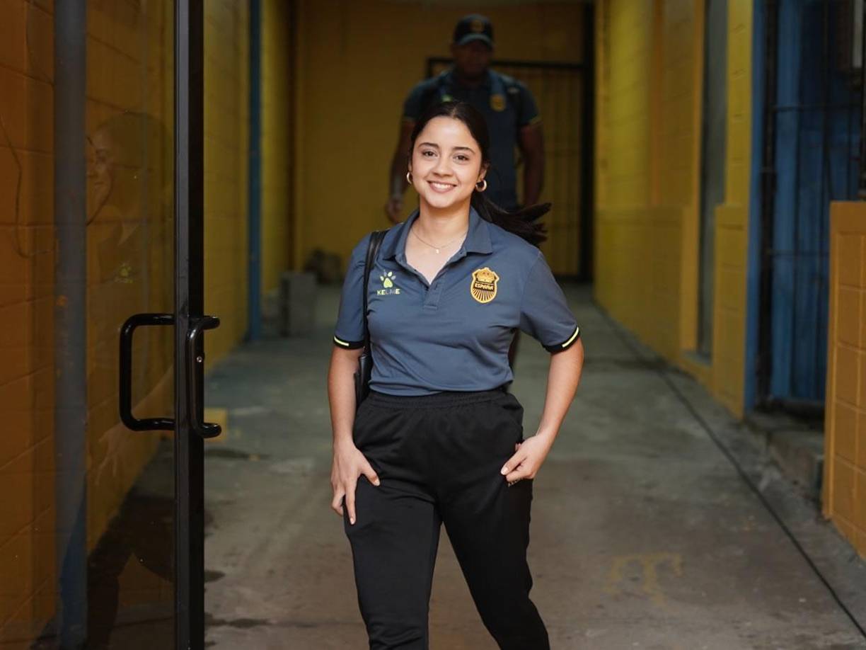 ¡Es hermosa! Ella es Alejandra Sofía López, la linda fisioterapeuta que tiene el Real España en la Liga Nacional de Honduras.