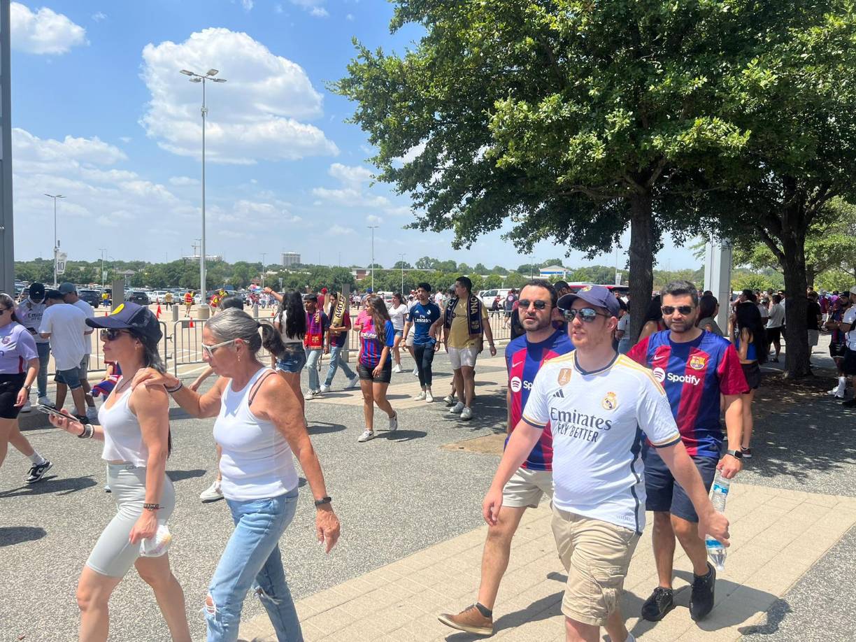 Unas tres horas antes del partido ya había cientos de seguidores de los dos clubes en los alrededores del recinto esperando a que abrieran las puertas del AT&amp;T Stadium.
