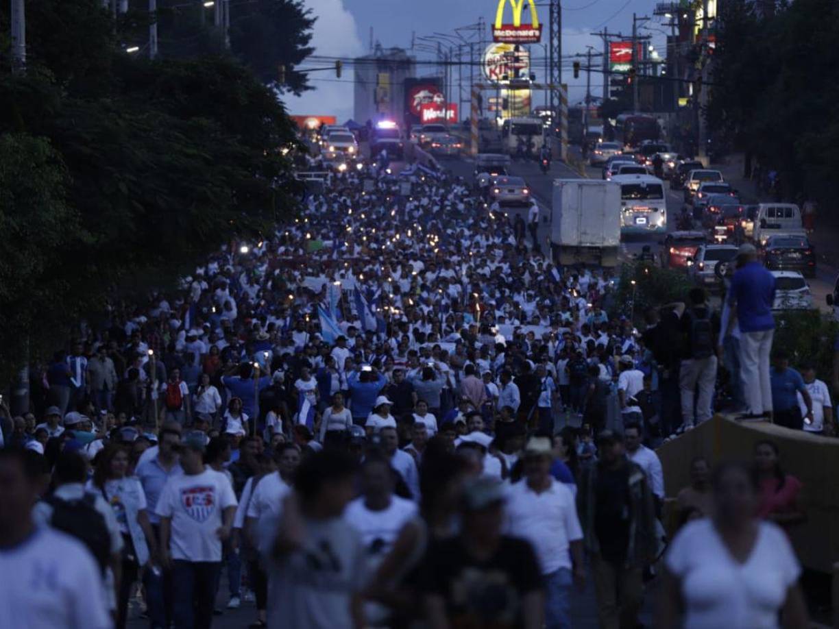 La marcha de las antorchas, convocada este viernes frente a la colonia Kennedy, avanzó hacia la Casa Presidencial para exigir la renuncia de la presidencia Xiomara Castro.