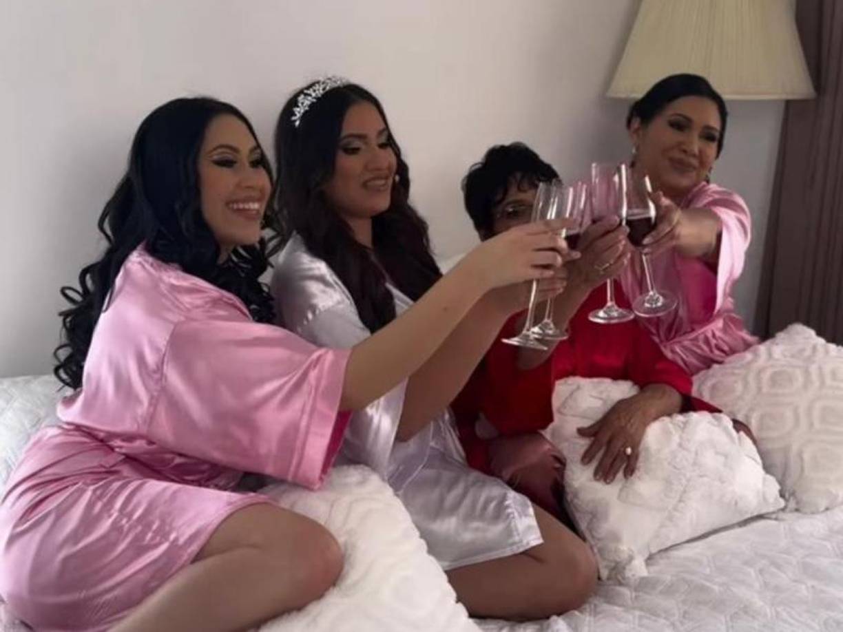 Cabe destacar que Alejandra Rubio está siendo acompañada en este momento por las personas más importantes en su vida, su madre y hermanas.