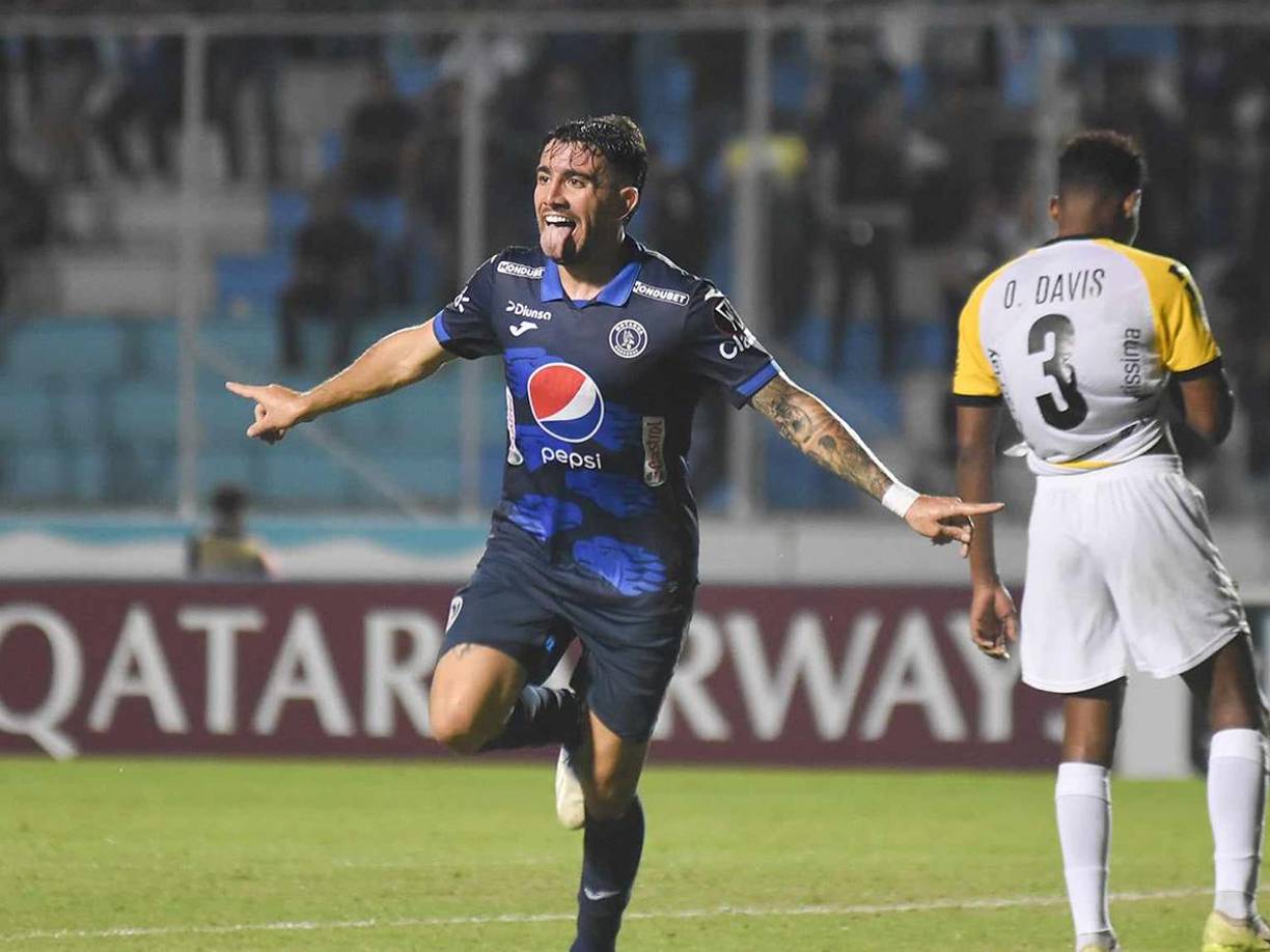 A los 34 minutos del primer tiempo, Auzmendi se encargó finalmente de abrir el marcador con un certero cabezazo tras un centro de Walter Martínez.