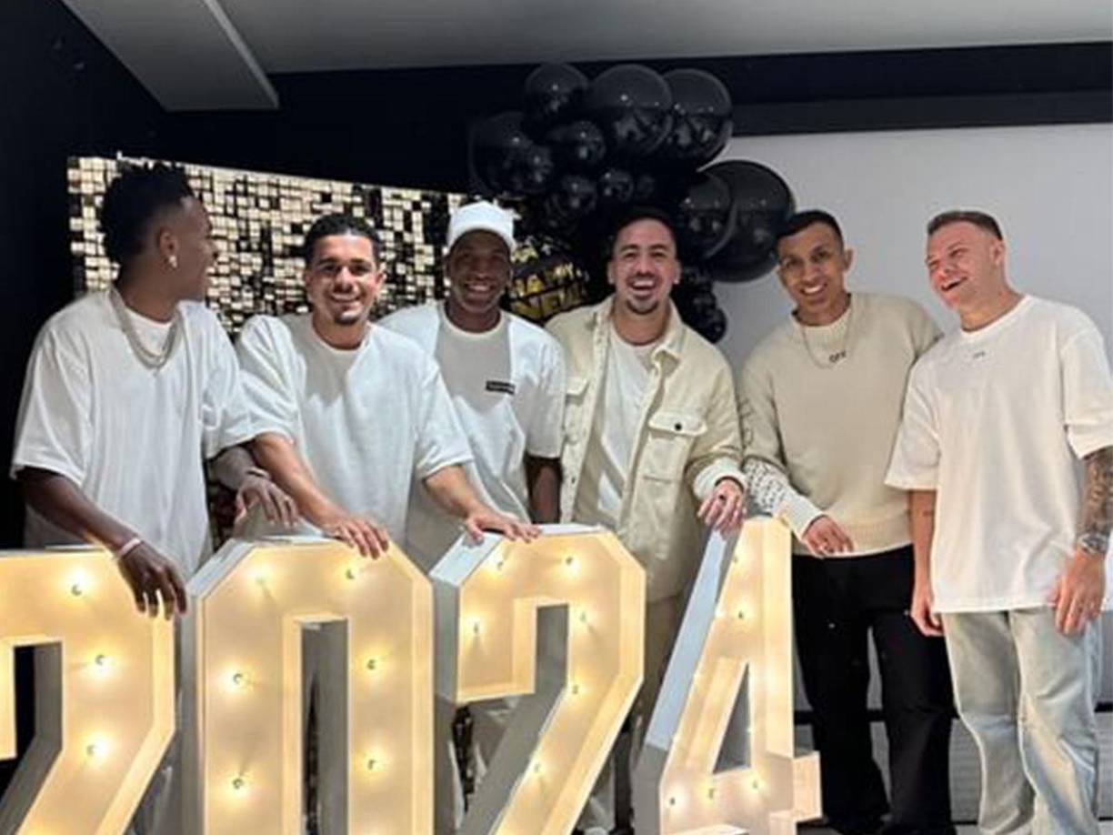 Vinicus: El brasileño del Real Madrid junto a sus amigos.