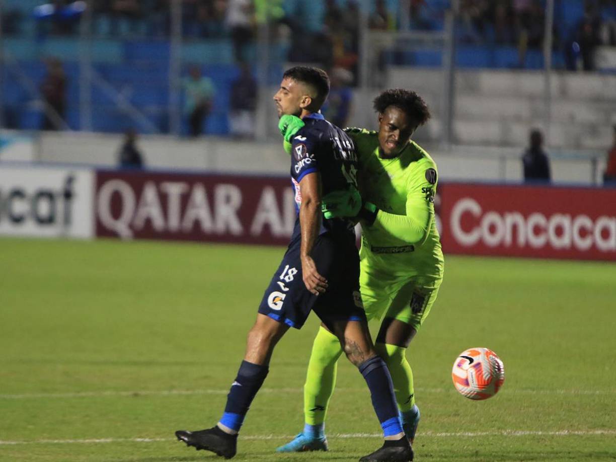 El portero del CAI agredió a Lucas Campana y el árbitro central no vio la acción. 