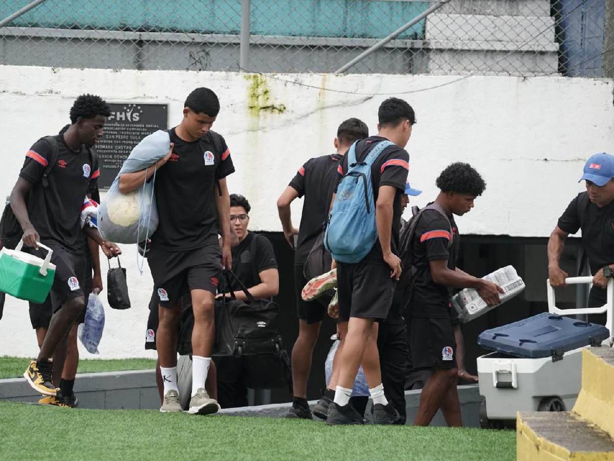 Ya dentro del estadio a ninguno de los dos equipos le prestaron los camerinos para poder cambiarse. Realizaron su cambio de uniformes fuera de ellos.