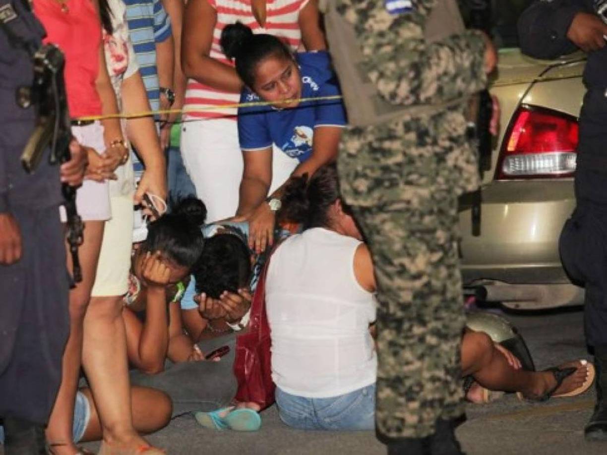 Familiares llegaron al lugar de la dantesca escena y lloraron la muerte del futbolista hondureño Arnold Peralta.