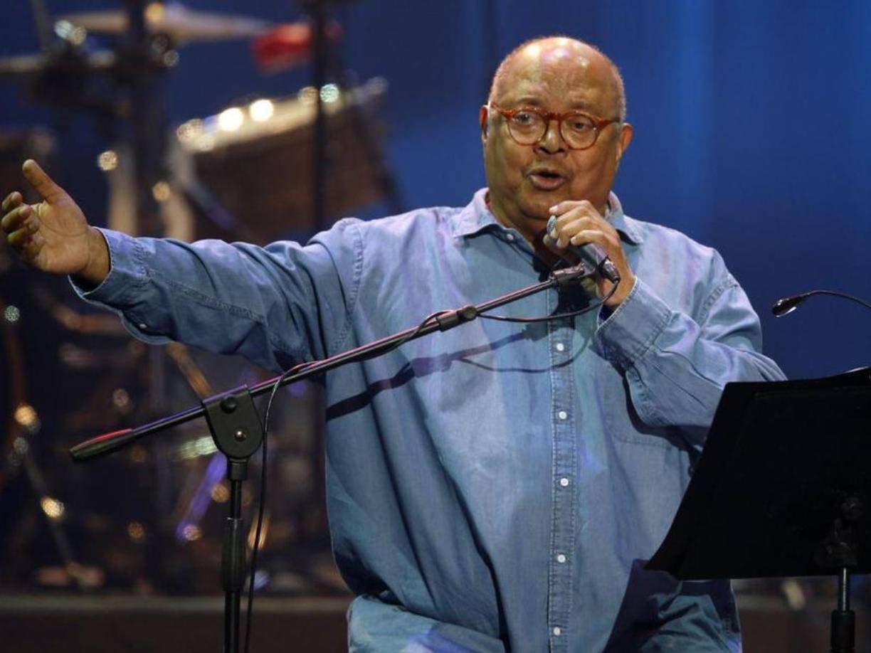 De acuerdo con su mensaje, se negó e intentó detener al cantante, éste le insistió y hasta le confesó que se había enamorado de ella: “Me suplicó, mientras intentaba tocarme, totalmente fuera de sí. Me dijo que estaba enamorado de mí, que quería llevarme a Cuba. Me levanté. Sostuvo mis manos firmemente ‘no puedes irte’ (me dijo). Me zafé. Salí de la habitación. Me puse a llorar mientras regresaba en un taxi a mi casa”.<br />