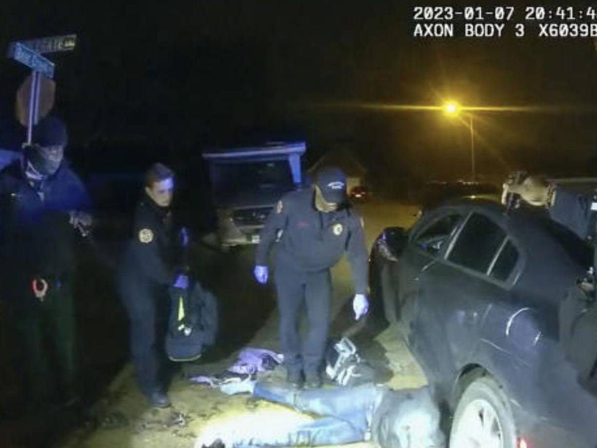 Nichols sale huyendo y es alcanzado. “No he hecho nada”, grita Nichols. “Solo estoy tratando de ir a casa”, les dijo. 