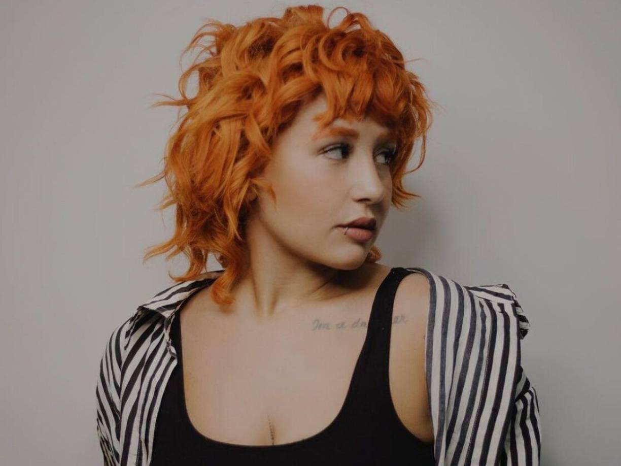 La joven expresó como comenzó todo. “Al leer todo el hate que he recibido, durante años ya, y creerme todas esas palabras y esos comentarios; al dejar que otros decidan lo que es mejor para mí, como si me conocieran, como si supieran quién soy, me solté, dejé de agarrarme de la mano y me solté, eso duele más que un diagnostico de herpes zóster en la cara. Hoy estoy trabajando en mí poco a poco, escuchándome, creyendo de nuevo en mí y en mi sueño”, advirtió.