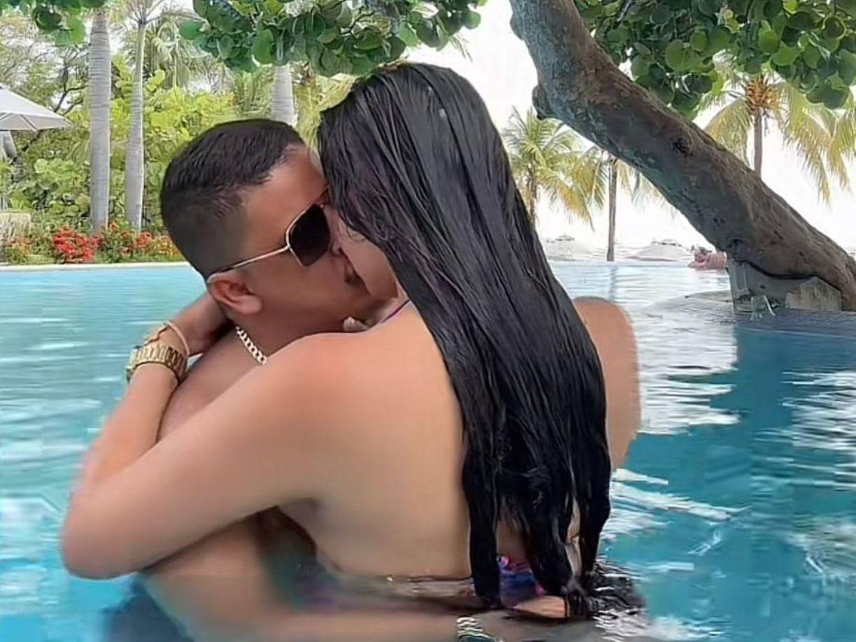 Ahora uno de sus más recientes videos en TikTok ha encendido las redes sociales y es que Alejandra Rubio y Javian Thompson salen en una piscina muy abrazaditos y dándose un apasionado beso. 