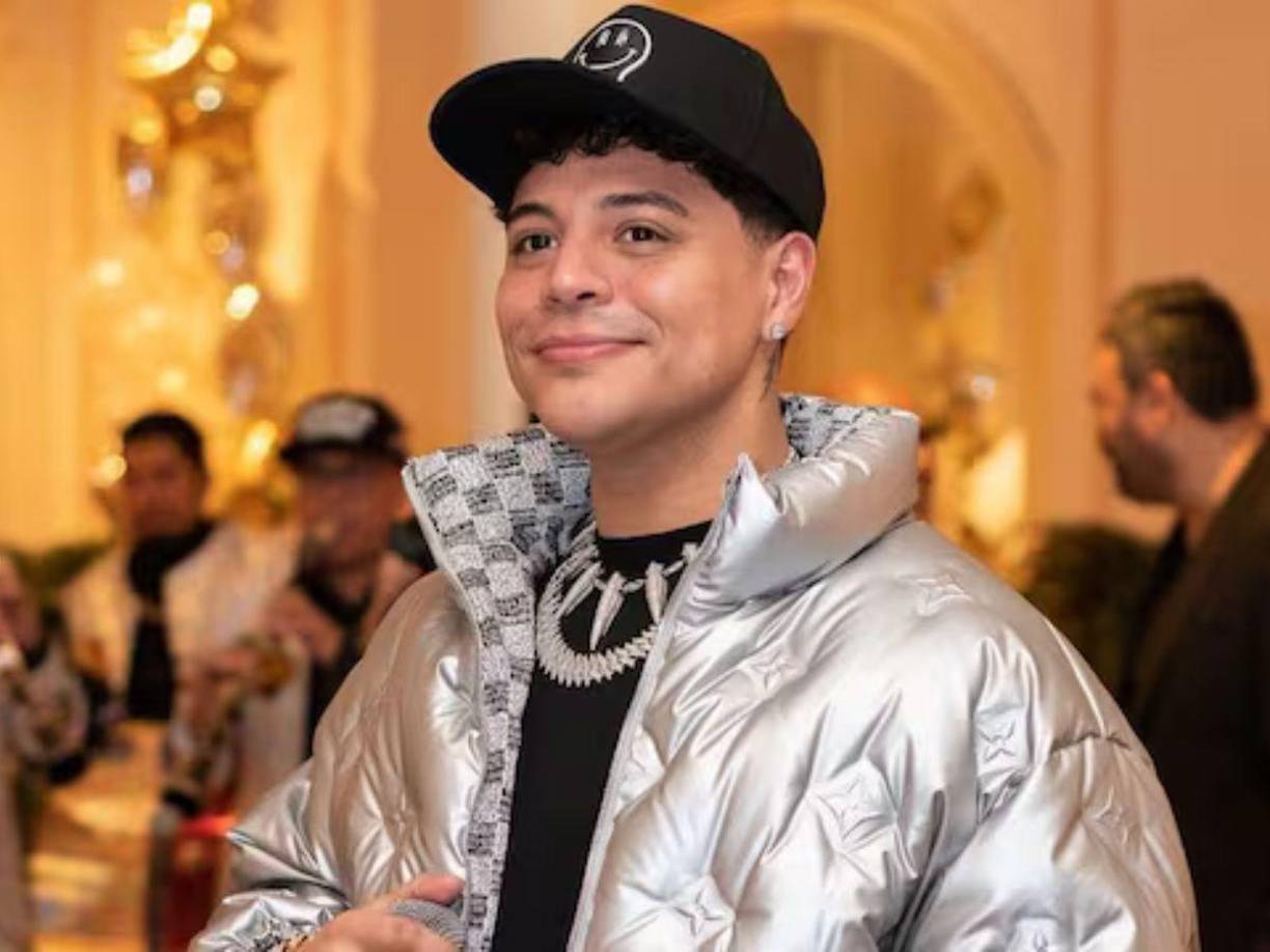 La presión por llenar estadios y seguir en el mismo objetivo de ser “el número uno”, lo llevó a perder el cabello de una manera significativa. Aseguró que su trabajo como artista le han llevado a padecer diversos estragos en su salud.