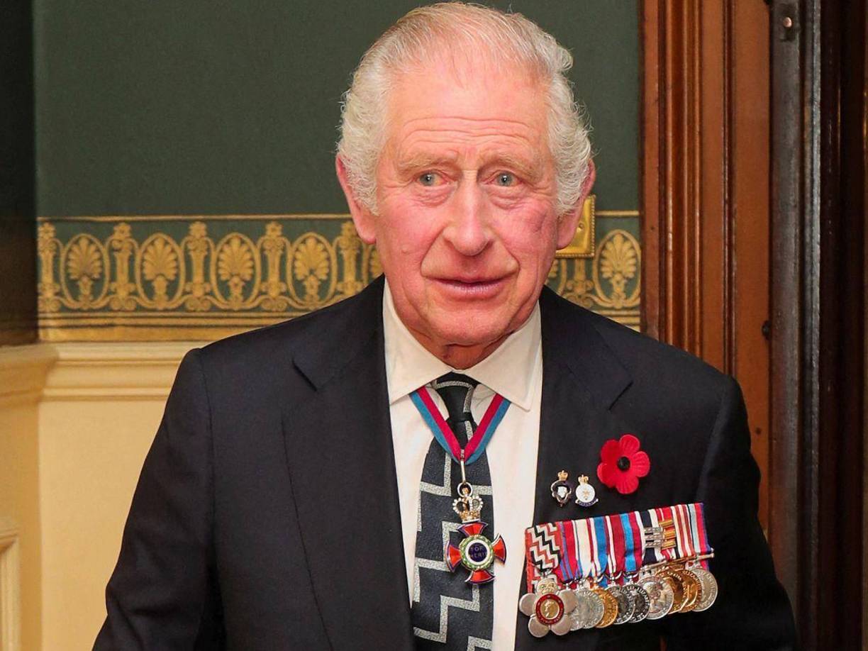 Carlos III ha sido un miembro de la realeza más controvertido a lo largo de los años. Es indudable que el hijo mayor de la reina Isabel II nunca ha gozado de la popularidad de su madre. Aun así, el nuevo monarca ha asegurado mantener los valores mostrados por la corona británica hasta ahora. 