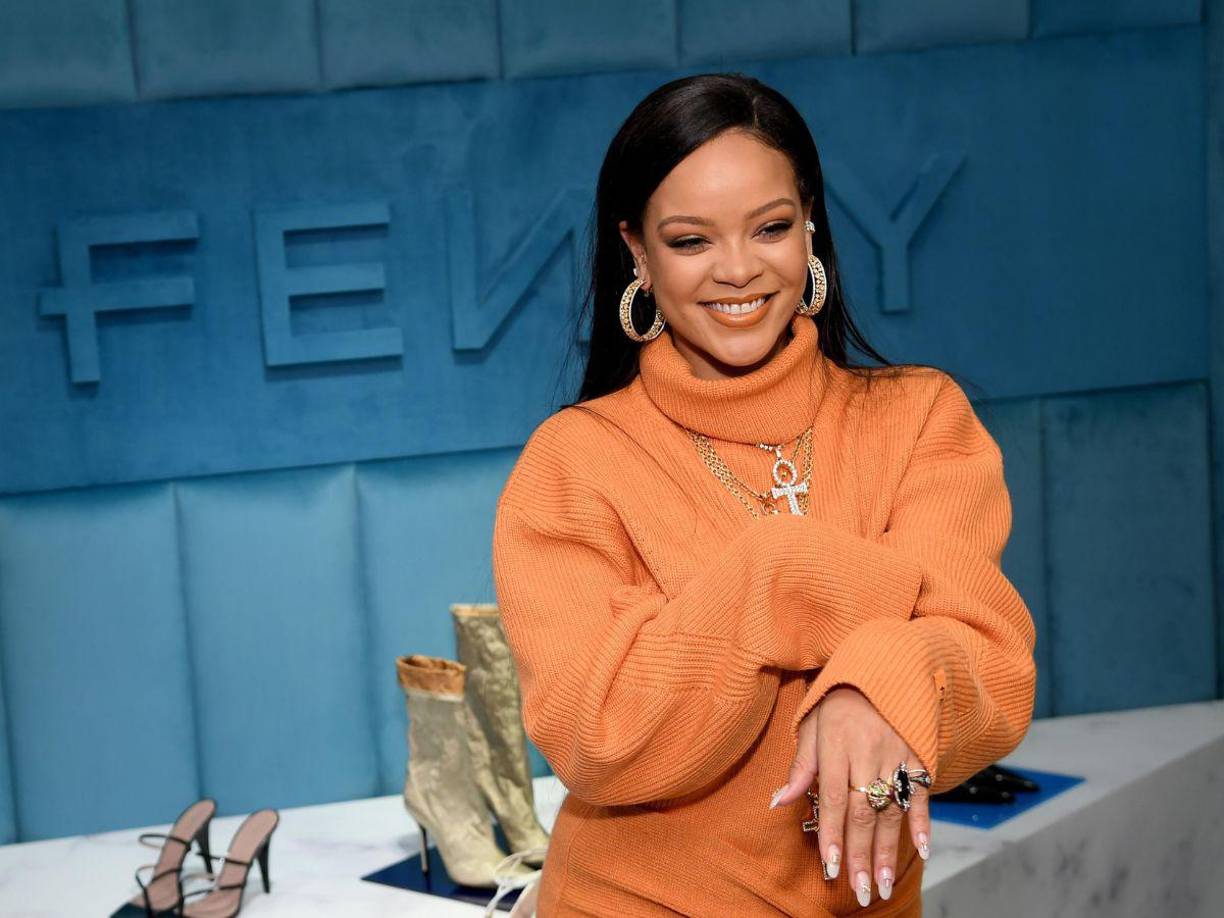Se estima que la cantante <i><b> </b></i>tiene actualmente una fortuna de 1.7 mil millones de dólares y 1.4 mil millones son gracias a <b>Fenty Beauty</b>.
