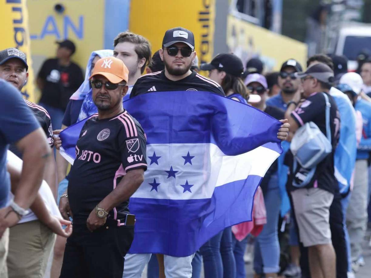 Aficionados hondureños viajaron a El Salvador y pagaron su entrada para ingresar al estadio Cuscatlán para ver el amistoso del Inter Miami de Messi contra la selección salvadoreña.