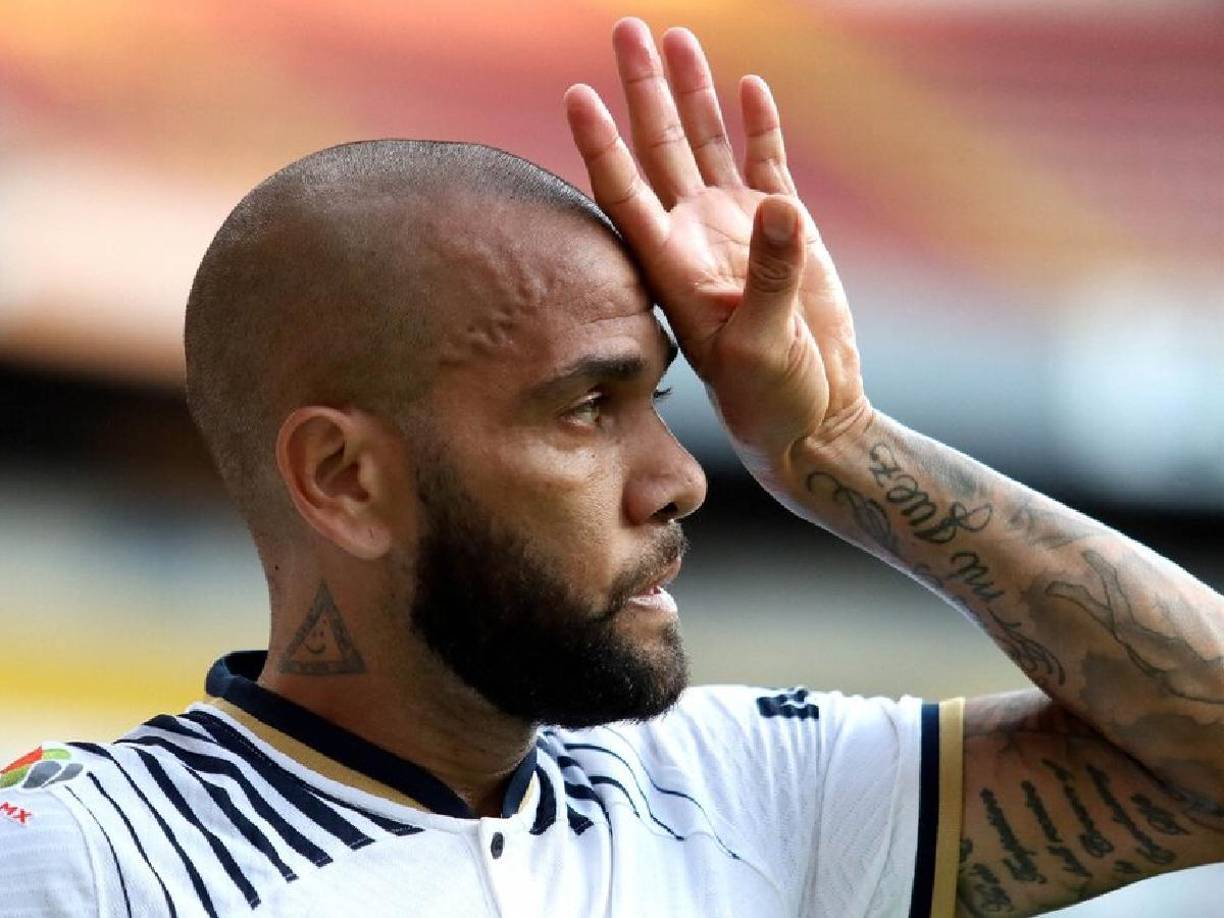 La vida de Dani Alves cambió drásticamente en este 2023 tras ser encarcelado por presunta agresión sexual a una joven en una discoteca de Barcelona.