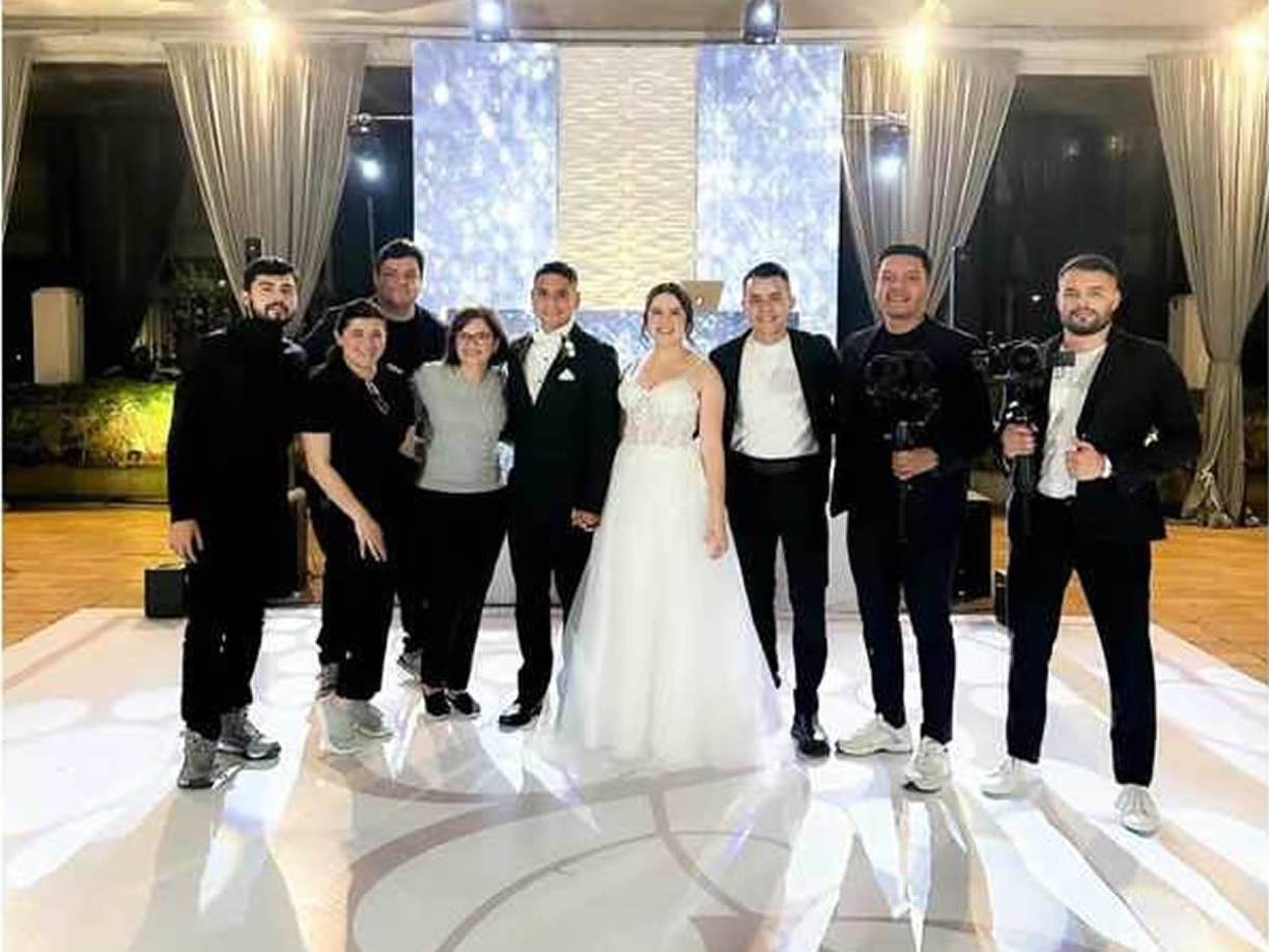 Carlos Pineda y Daniela Hernández con parte de los invitados a la boda.