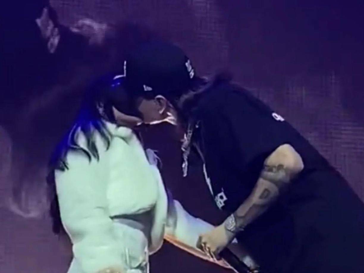 En una foto reciente, Nicki Nicole y Peso Pluma fueron capturados besándose en el escenario, sin embargo, la expresión de Nicki en la imagen generó controversia.