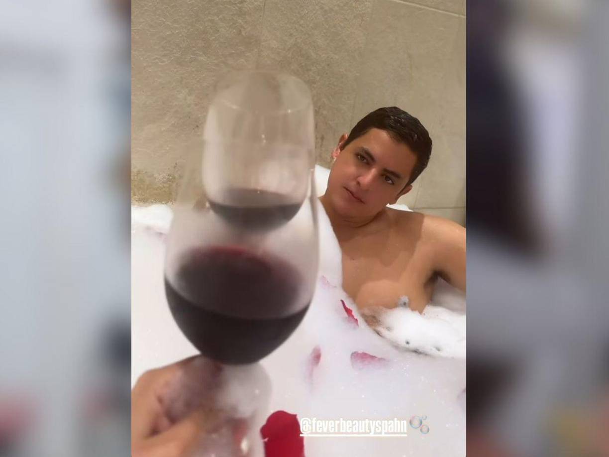 Alejandra se mostró en un jacuzzi junto a Javian Thompson, cubiertos de espuma y pétalos de rosa, brindando y pasándola bien. 