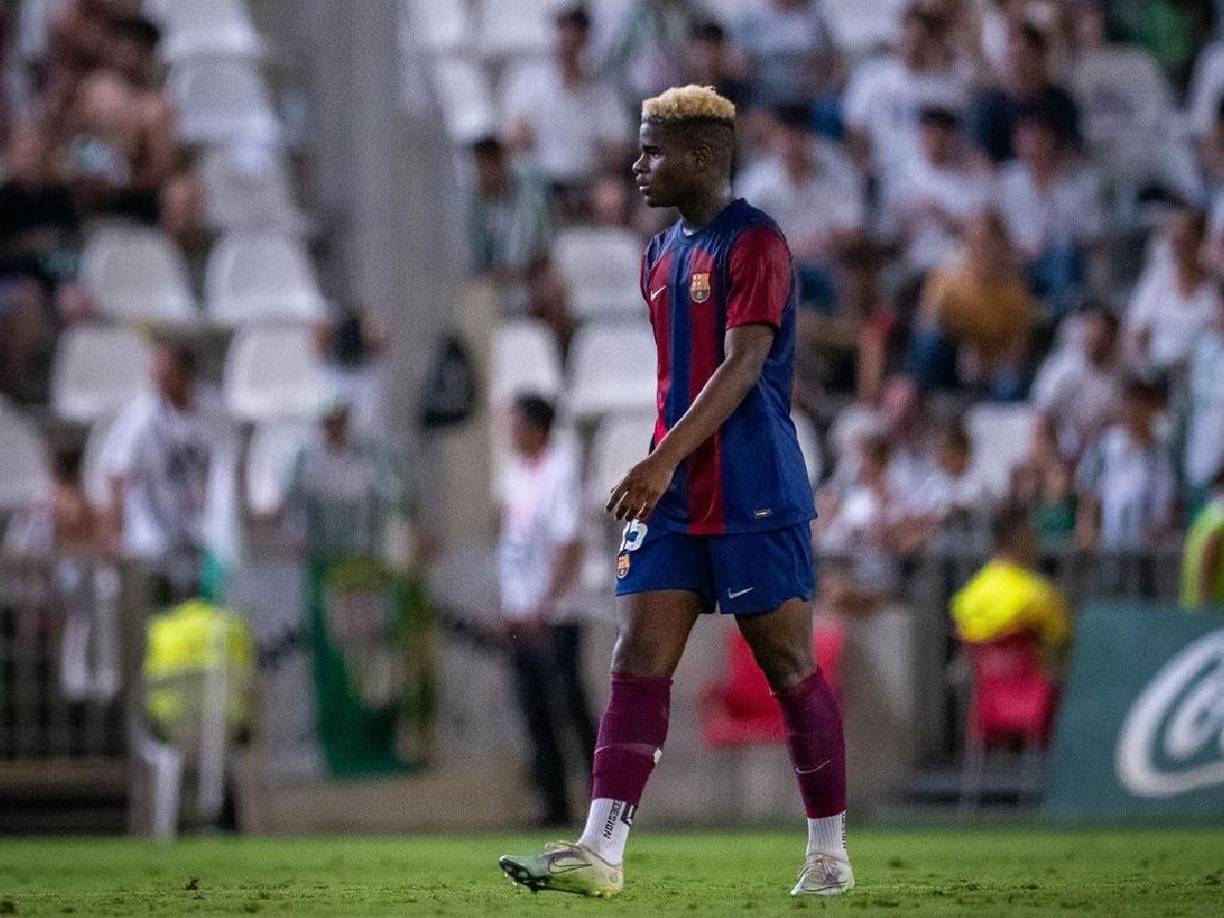 La próxima baja en el Barcelona, Mikayil Faye será un jugador del Porto. La cuota de transferencia será de unos 15 millones de euros con una opción de recompra, confirma Gerard Romero.