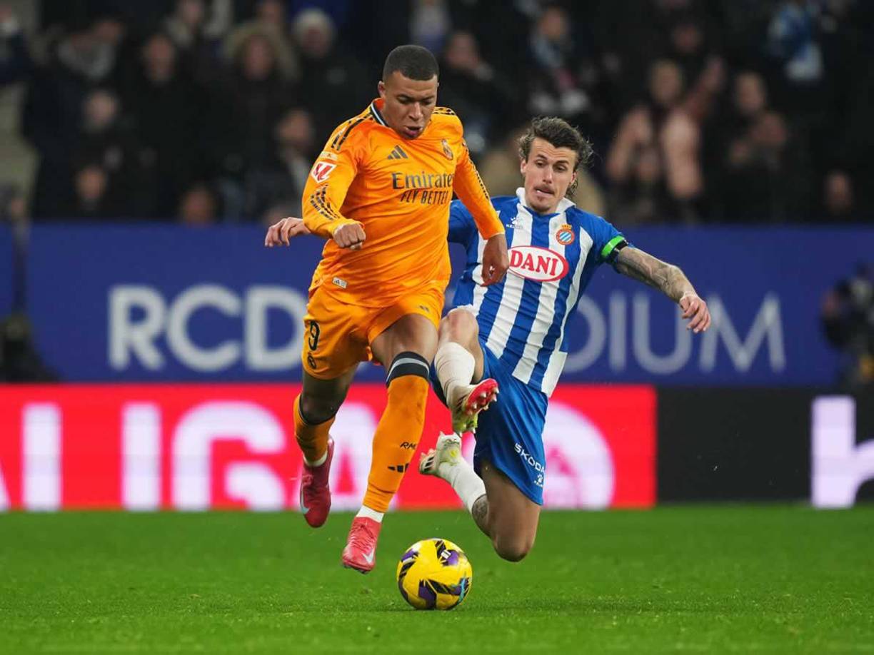 La terrible patada que le dio el defensa español Carlos Romero del Espanyol por la espalda a Kylian Mbappé. Sencuencia de la polémica acción.