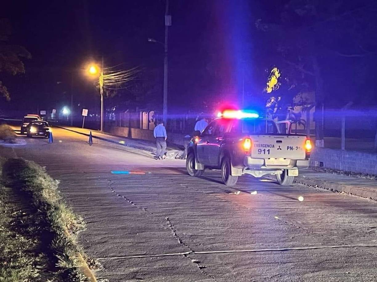 Varios ciudadanos reportaron a las autoridades que el cuerpo de una mujer yacía sin vida a una orilla de la carretera, en una zona conocida como Kativo. 