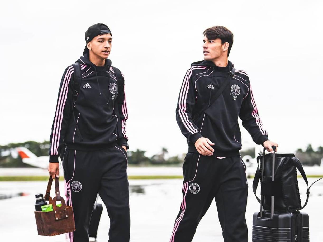 En esta imagen se puede ver que otros jugadores del Inter Miami no tienen el lujo de usar el bolso que porta Lionel Messi. 