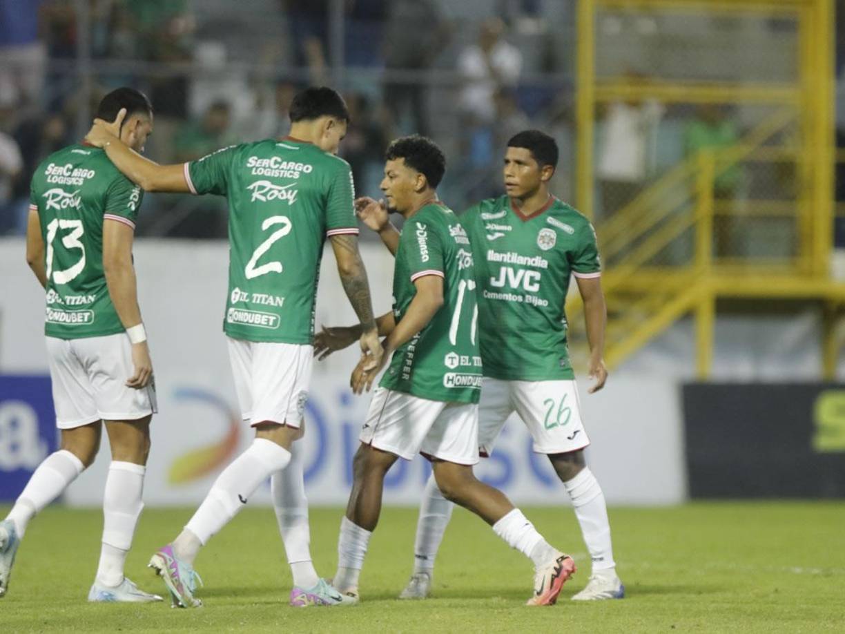 Sus compañeros intentaron animar a Ángel Tejeda después de fallar el penal.