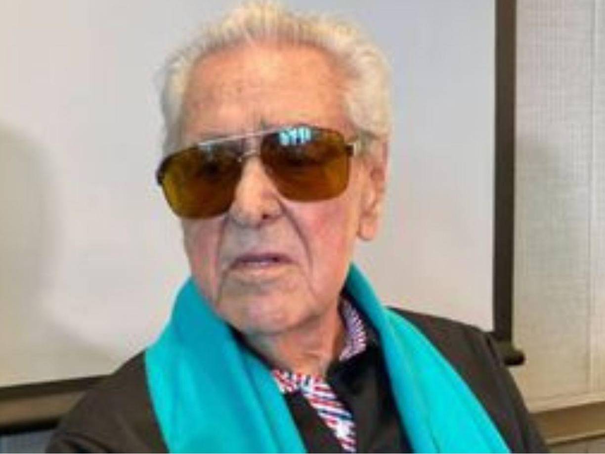 El actor indicó que en los últimos meses ha sufrido las consecuencias de padecer degeneración macular, por lo que su visión va en declive, algo que le ha afectado no solo en su vida profesional, también en su día a día debido a que depende de la ayuda de otras personas para que pueda realizar tus actividades. 