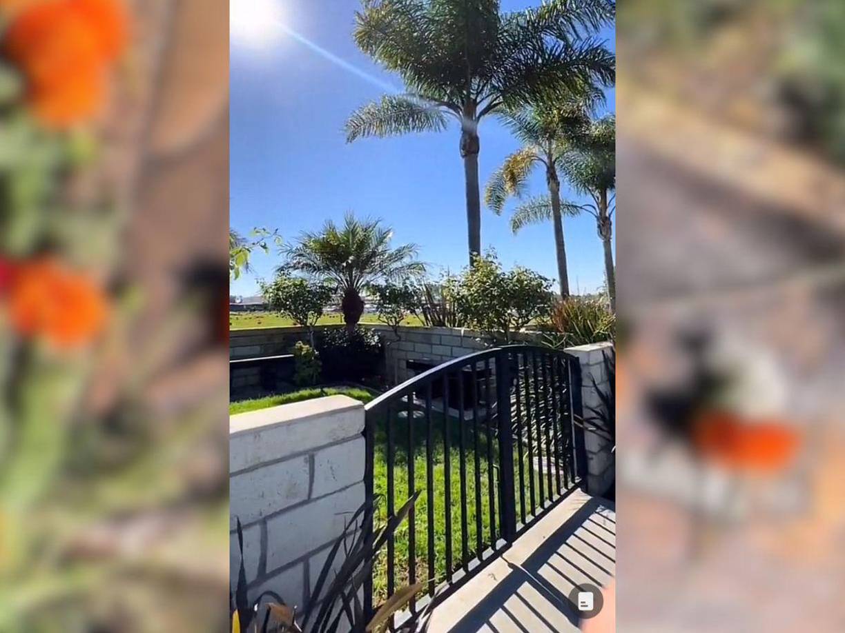 A pesar de estar cercada por una pequeña barda y protegida con una reja, es accesible para quienes deseen rendir tributo a la cantante.