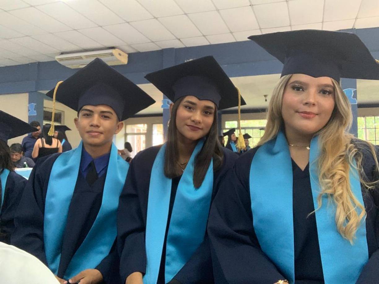 Los egresando posaron muy felices por alcanzar la meta soñada en el ámbito académico.