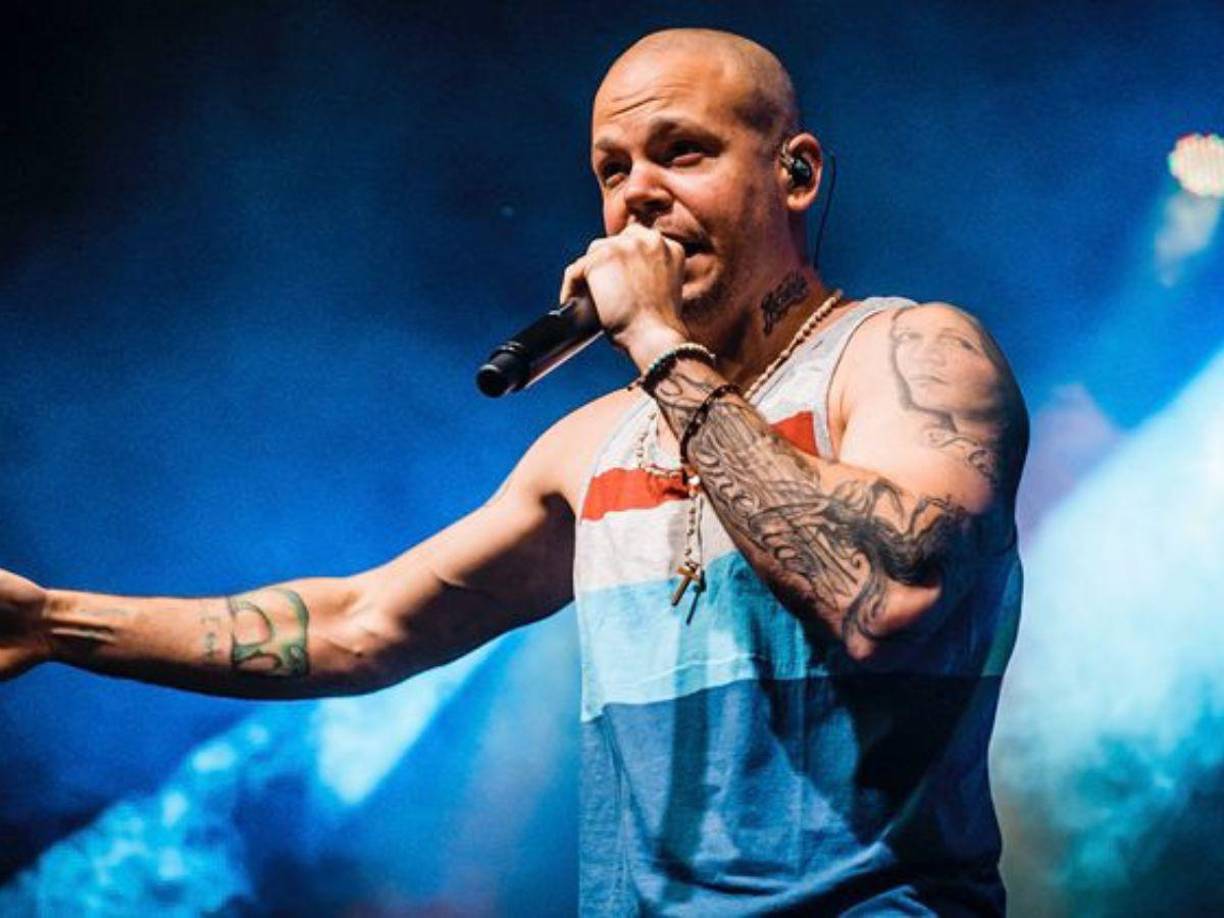 Y es que tras la captura del rapero estadounidense Puff Daddy, el mundo de la industria musical se ha visto en polémica por la cantidad de cantantes que rodearon las fiestas y carrera del rapero Sean “Diddy” Combs quien enfrenta cargos por delitos de extorsión, trafico sexual entre otros, Residente habló sobre su experiencia tras conocerlo.