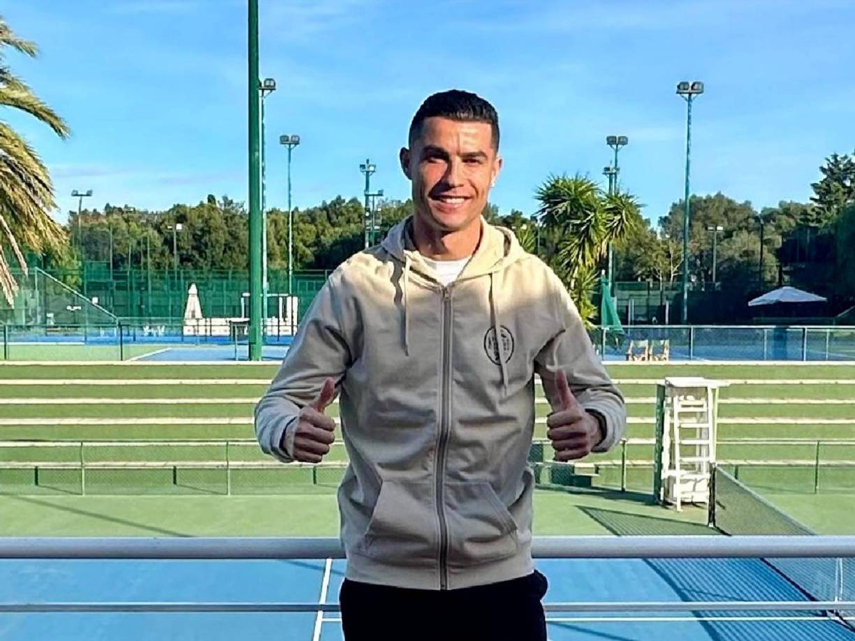 “Obviamente, juega al fútbol y entrena su físico a diario, pero ‘en secreto’ me cuentan que está jugando al pádel todos los días, que le encanta el pádel”, aseguró Oliveira.