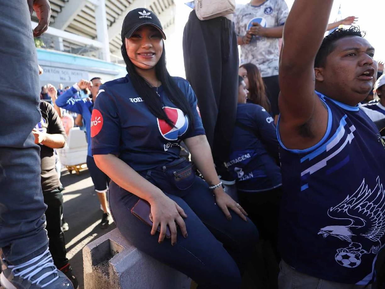 Las bellas chicas acapararon miradas fuera del Estadio Nacional y posaron para las lentes de Diario LA PRENSA.