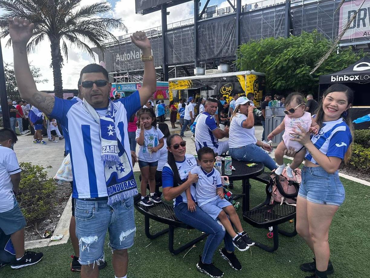 Bellezas, bailes y fiesta catracha: el ambiente en el Honduras-Guatemala en Miami