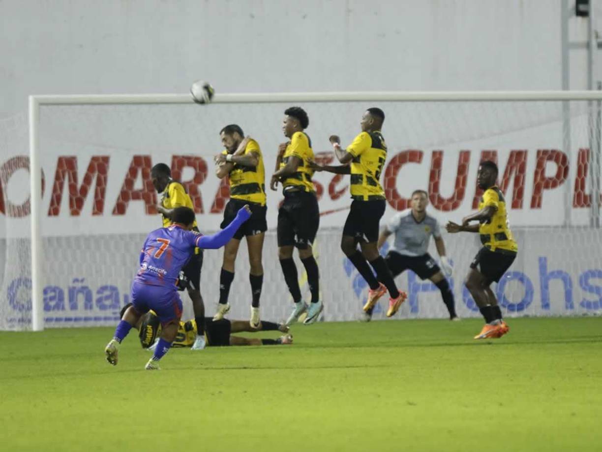 Al no tener cambios, el defensa argentino Sebastián Hernández se tuvo que poner en el arco del Real España por la expulsión de Luis ‘Buba‘ López.