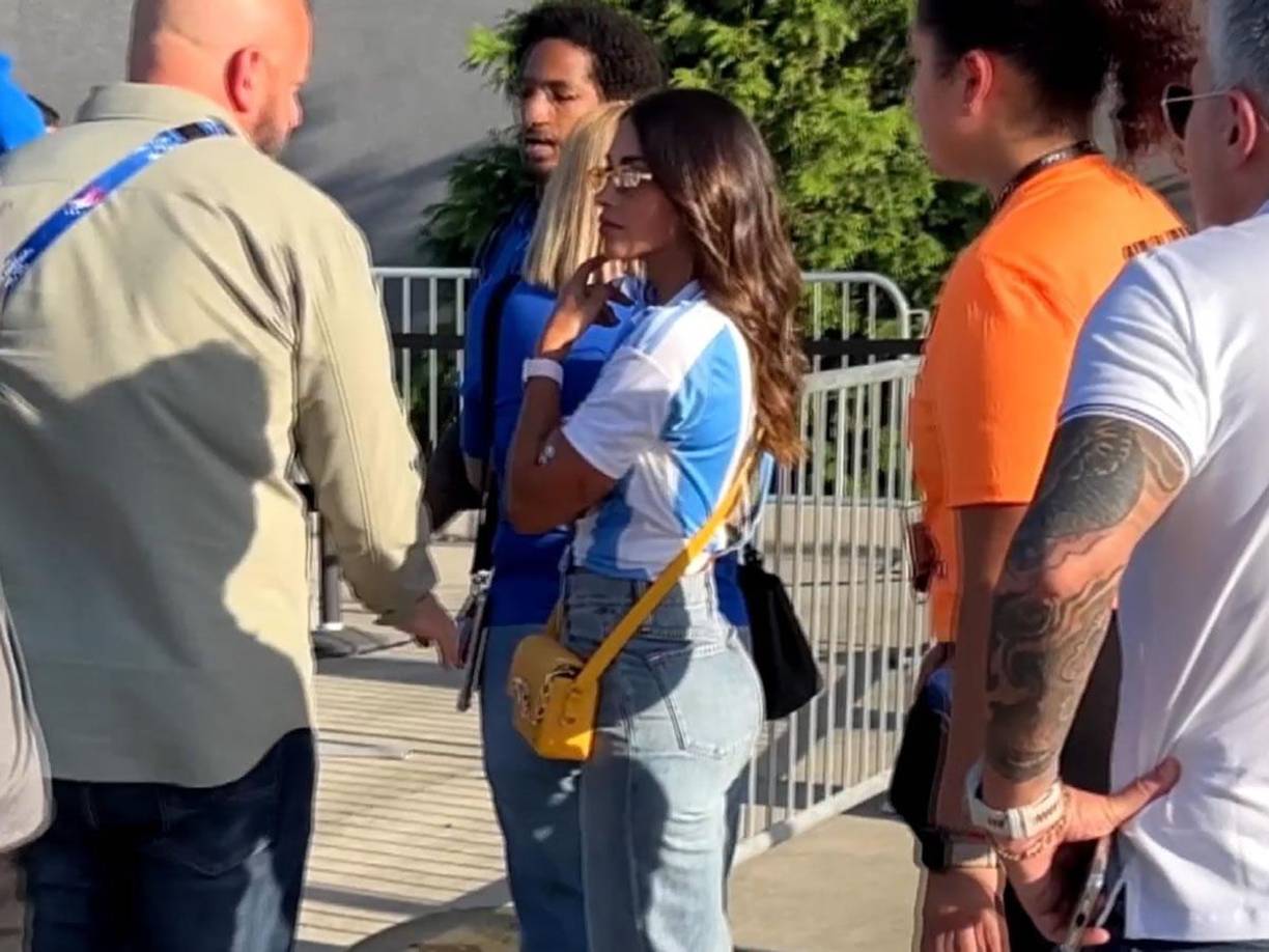 Pero antes de entrar al estadio, Antonela Roccuzzo vivió un incomodo momento. La seguridad no le permitió al grupo familiar de Lionel Messi entrar con una de sus carteras y tuvieron que dejarla en el puesto de control.