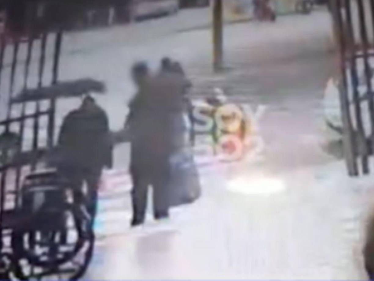 Hace unas semanas en medios chapines se filtró el video de la clínica en donde se operó Floridalma, sin embargo, José Roque niega que sea su mamá la del video. “Mi mamá solo mide 1.50 metros y es de bustos grandes, nos pasaron el video en donde se ve de frente y se ve a alguien más alto y con poco pecho”, manifestó José.