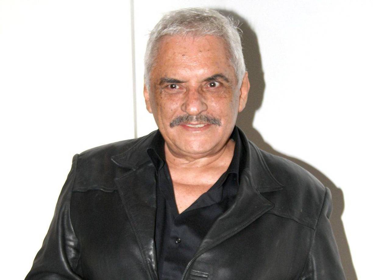 El histrión se formó en el Instituto de Bellas Artes y sus primeros pasos en el mundo de la actuación fue en el arte teatral.