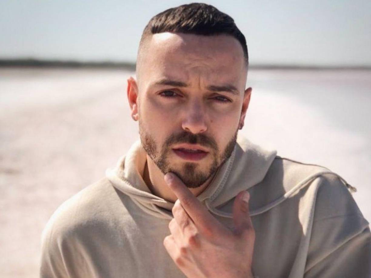 De acuerdo al sitio de espectáculos Irvin Salinas Martínez, mejor conocido en el mundo del entretenimiento como Pee Wee, de 33 años, no solo dejó la soltería, ¡incluso hasta se casó!... Y lo hizo con su mánager, Pepe Rincón, de 47 años.