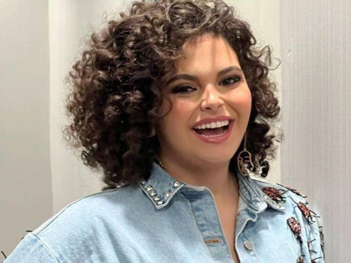 Ante la pregunta directa sobre la actitud de Belinda, Lucero Mijares fue clara y concisa. Reconoció que, aunque en ocasiones puede ser difícil tratar con la prensa en días complicados, es fundamental mantener una relación amistosa con los medios, ya que estos la mayoría de las ocasiones te ayudan con la publicidad de sus eventos y publican todo sobre su carrera. “Creo que al final te tienes que hacer amigos de la prensa, de ustedes, porque son los que suben todo”, afirmó.