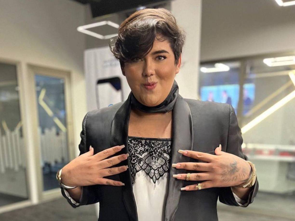 “Su mejor look fue cuando usted se casó, se miraba guapísimo, es un mango, lo que pasa es que Ariela se lo chupó”, inició diciendo Sandrez. 